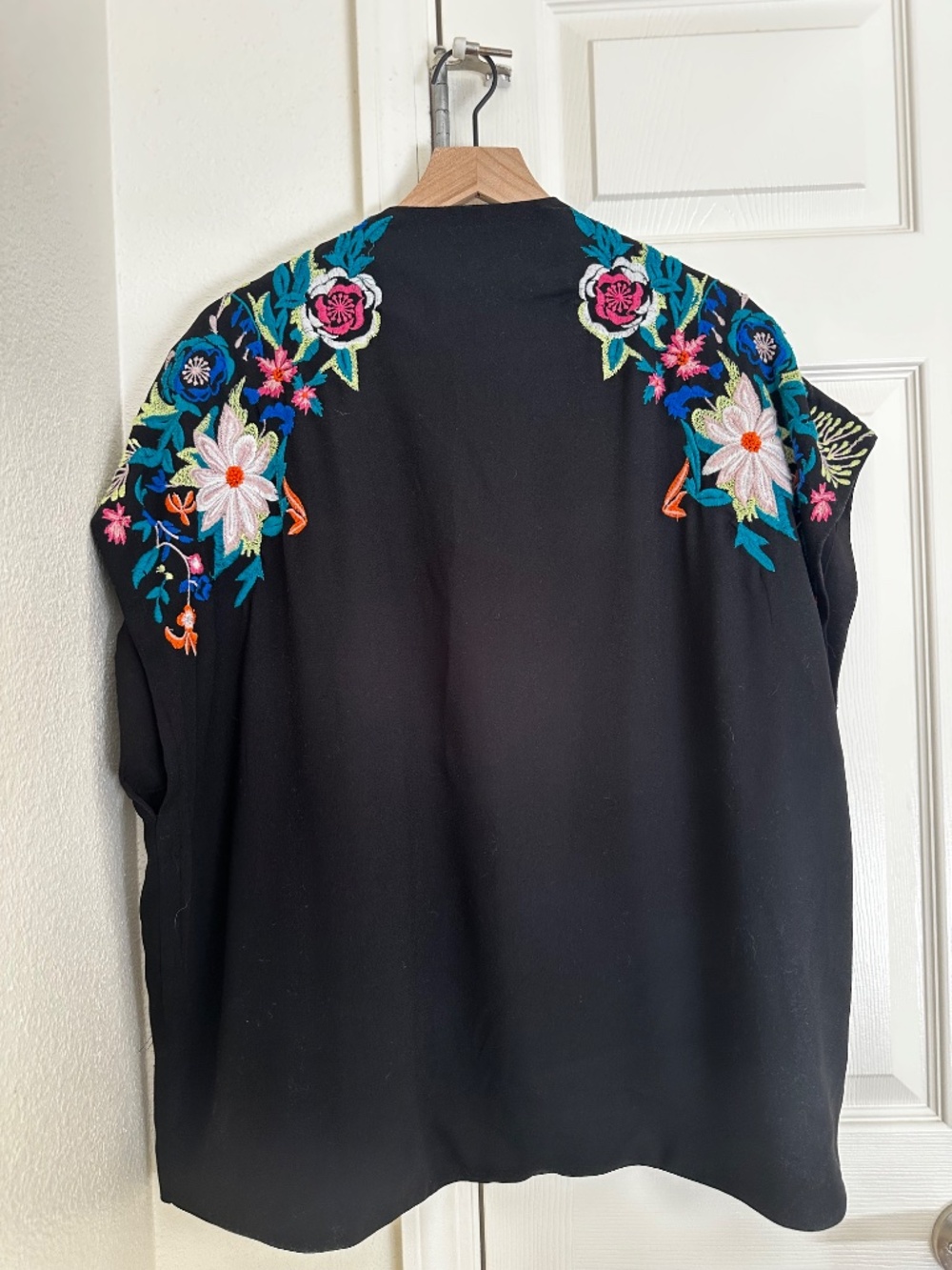 Black kimono with embroidery View 2